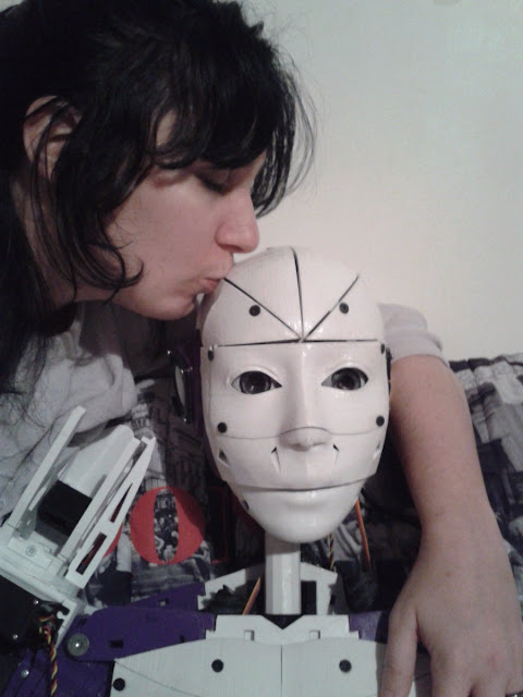 Dianggap Cakep Hingga Cinta, Wanita Perancis Ini Bertekad Nikahi Robot Dianggap Cakep Hingga Cinta, Wanita Perancis Ini Bertekad Nikahi Robot
