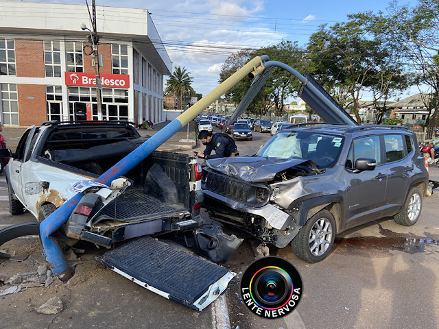 Semáforo é derrubado por veículo em grave acidente na Avenida Jorge Teixeira - FOTOS E VÍDEO