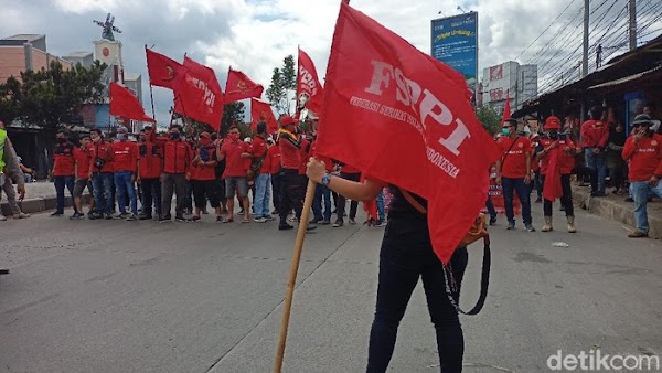 Tolak UU Cipta Kerja, Ratusan Buruh Tutup Jalan Rancaekek-Cileunyi Bandung
