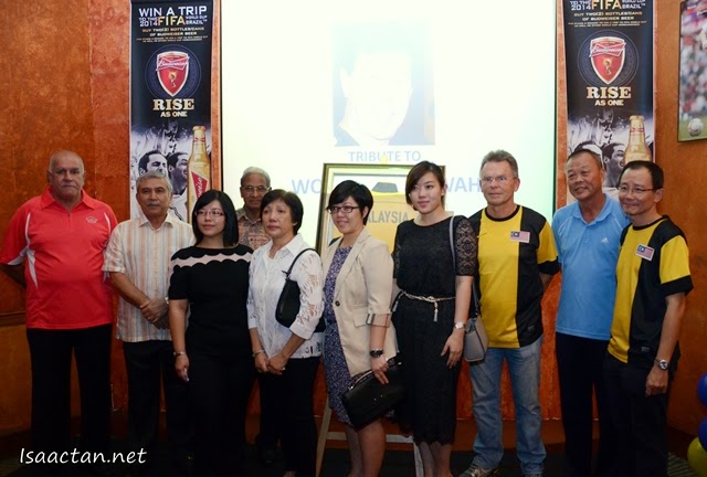 Ex Malaysian footballers, Rennaissance GM, and the family of the late Wong Choon Wah posing for the cameras