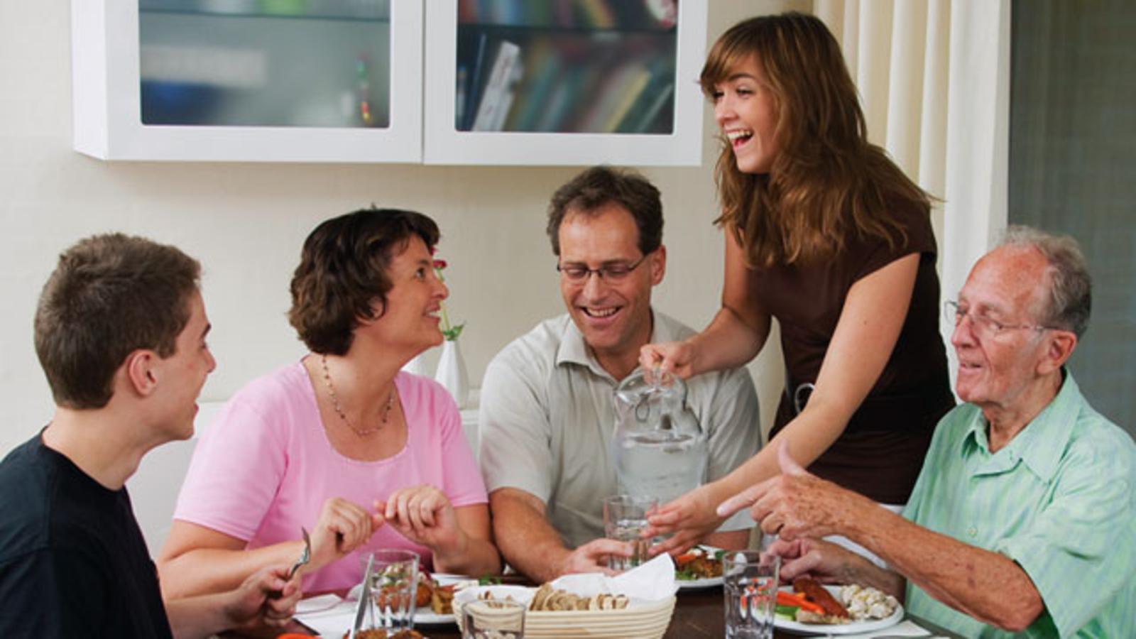 Неформальные переговоры. Разговор за столом. Ужин с друзьями. Бытовое общение картинки. Коммуникация в семье.