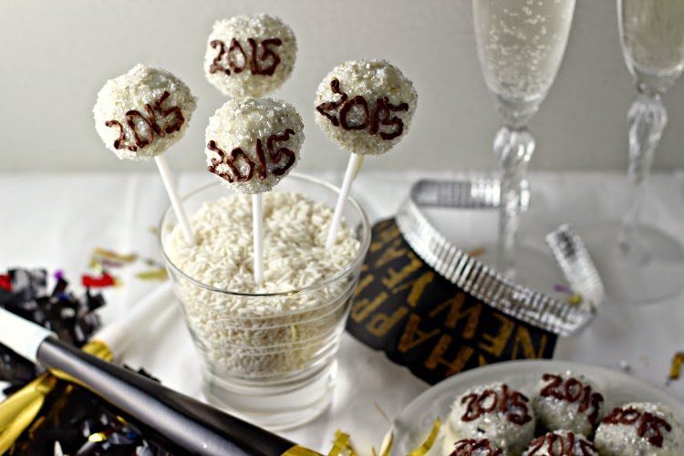 New Year's Eve Oreo Cookie Balls | Renee's Kitchen Adventures Ring in the New Year with these iconic Time Square balls!  #ad #OREOCookieBalls 