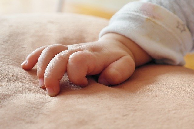 Tips dan Cara Praktis Memotong Kuku Bayi