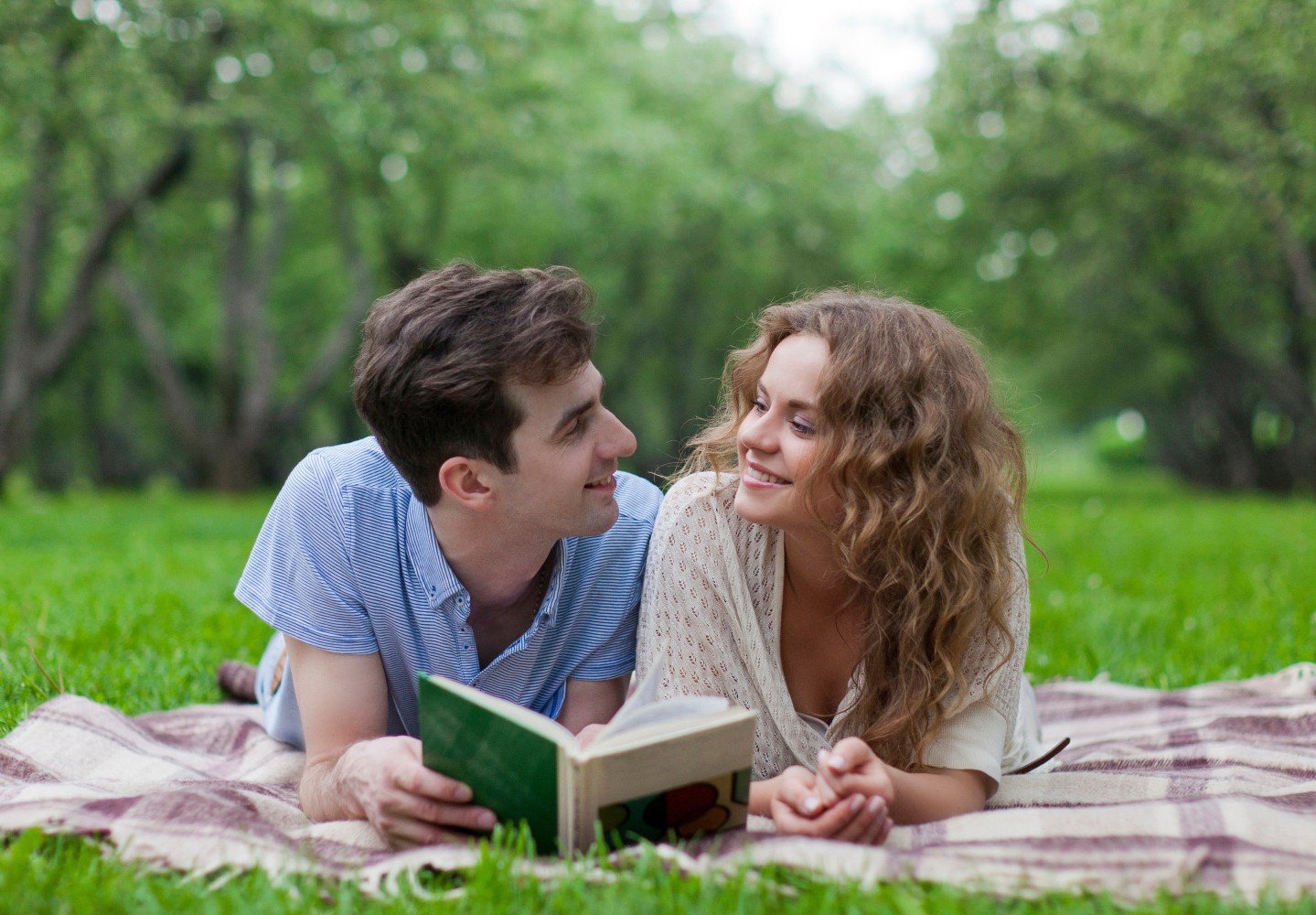Читать приличный. Парень и девушка читают книгу. Мужчина и женщина читают вместе. Пара читает книгу. Мужчина с книгой.