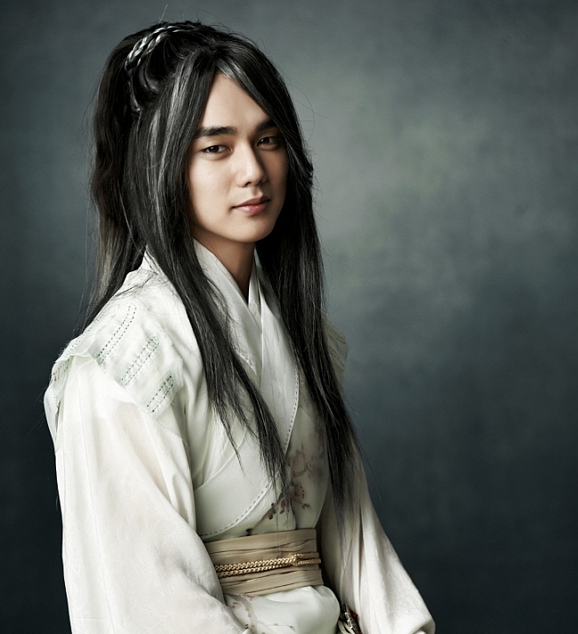 Yoo Seung Ho as Great Jade Emperor in Arang and the Magistrate via heyladyspring.com
