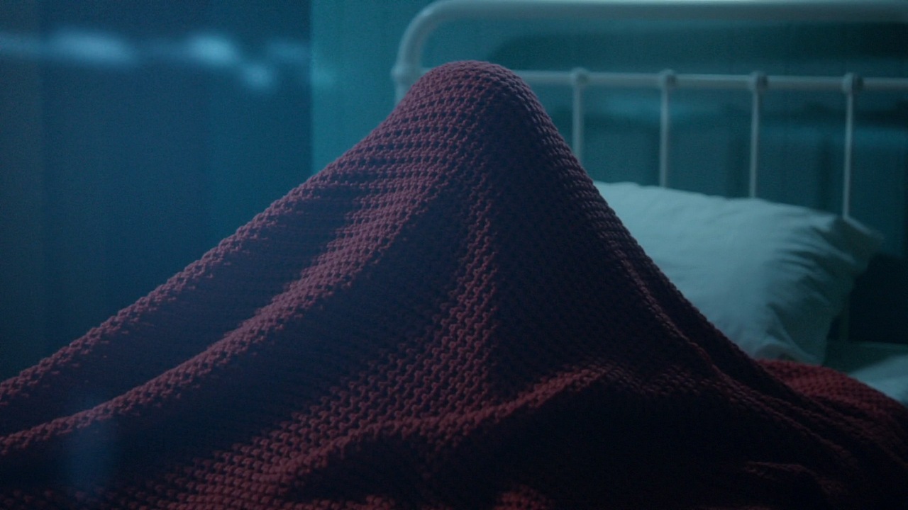 ночью залез под одеяло. ночью залез под одеяло. я приду к тебе ночью заберусь под одеяло. ночью залез под одеяло. одеяло гифка.