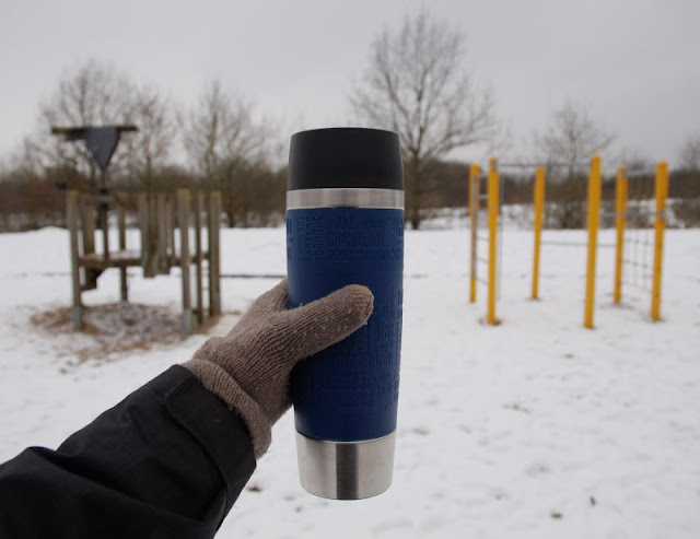 Endlich nicht mehr frieren! Die besten Ausstattungstipps für Eltern auf dem Spielplatz. Auch als Mami und Papi sollt Ihr am Spielplatzbesuch Spaß haben, deshalb stelle ich Euch auf Küstenkidsunterwegs meine besten Tipps für warme, wetterfeste Kleidung, nützliche Accessoirs und andere praktische Ausstattungsgegenstände im Winter vor.