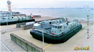 Parkiran LCAC  tipe 726 di pangkalan angkatan laut China