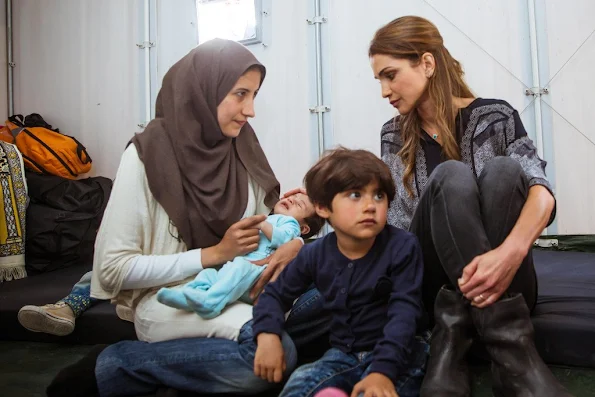 Queen Rania of Jordan meets Syrian refuges at the Karatepe municipality camp