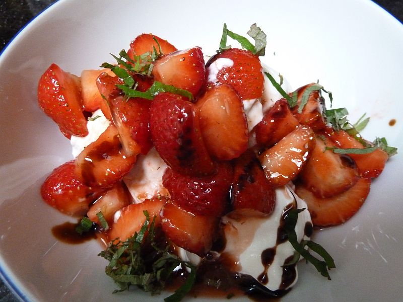 Prostmahlzeit: Balsamico-Erdbeeren mit Ananassalbei