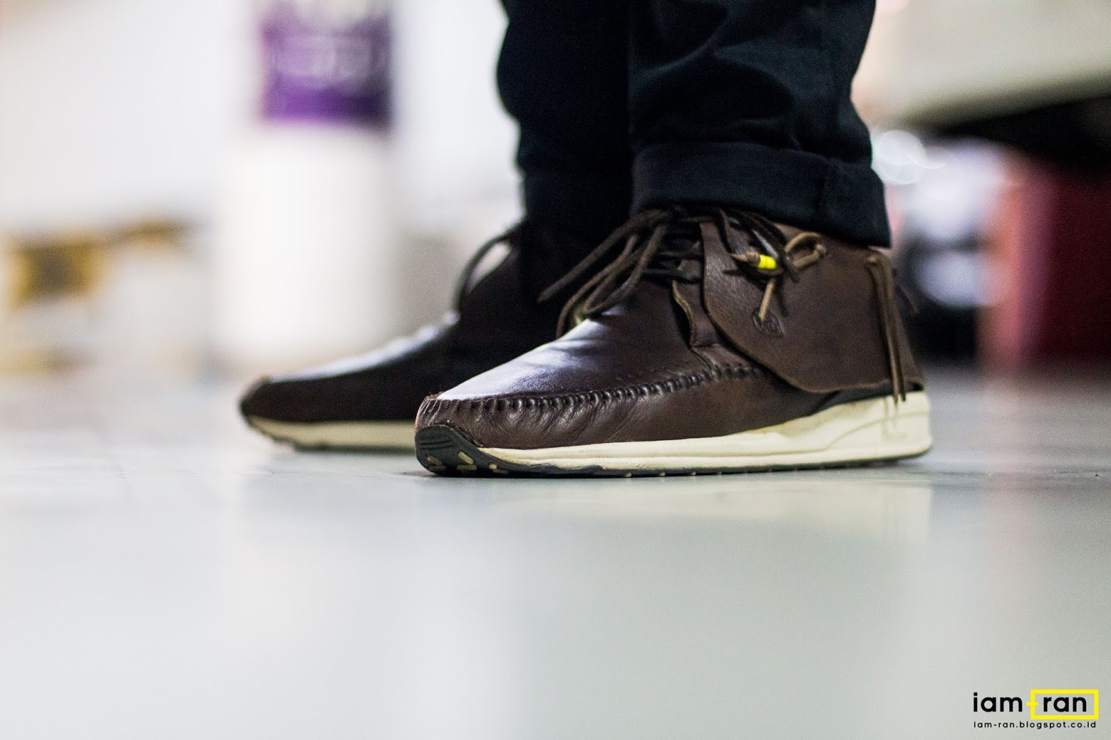 men's walking shoes with velcro closures