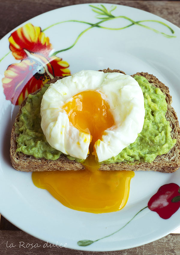 Tosta integral de guacamole con huevo poché - La Rosa dulce