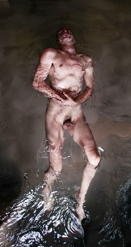 Ramona Zordini fotografia pessoas nuas peladas flutuando na água