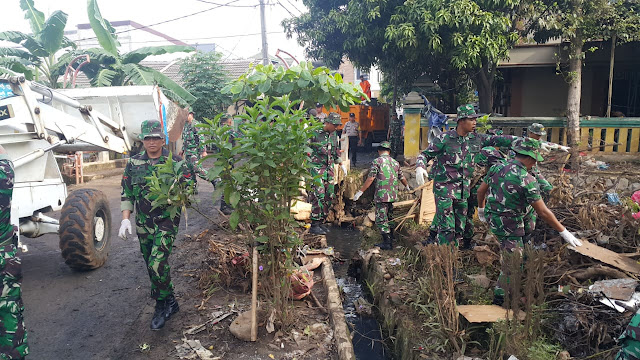       500 Prajurit TNI Bantu Bersihkan Sampah Sisa Banjir di Cibitung 