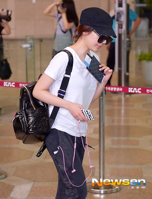 Check out Girls' Generation video and pictures from their departure to