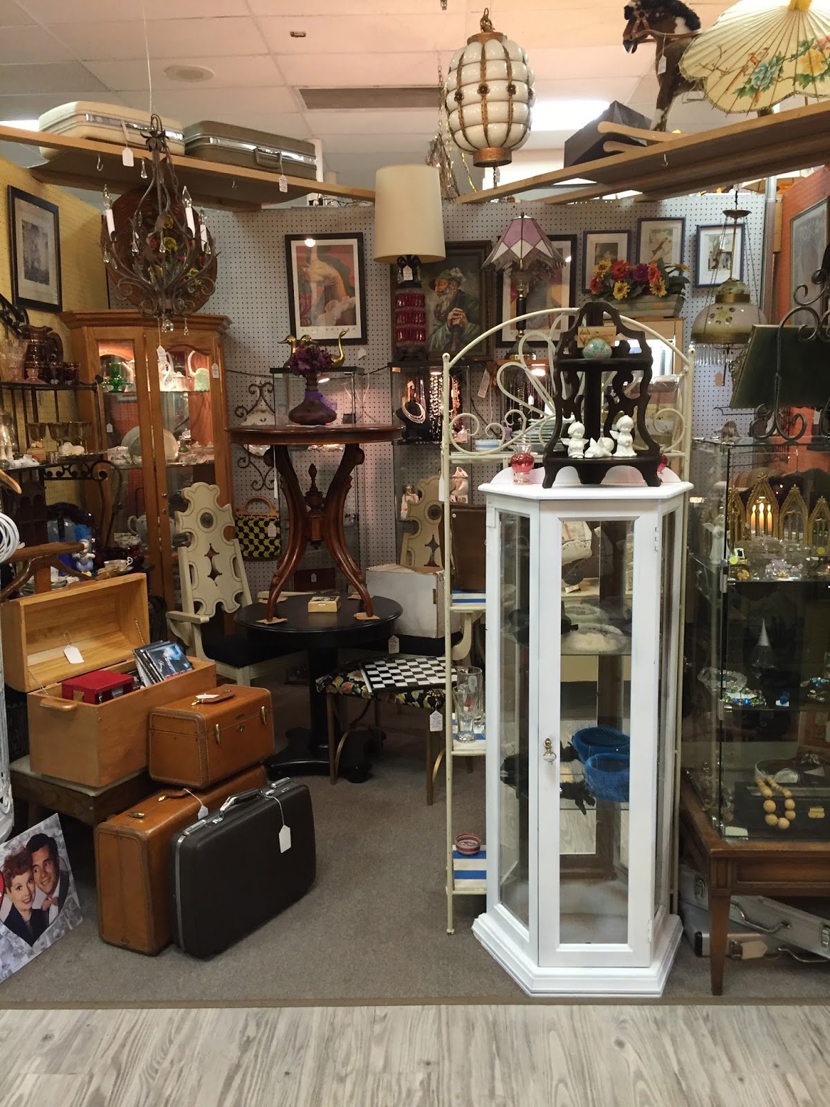 VENDOR 168 CHARLESTON ANTIQUE MALL Las Vegas Antique Shops