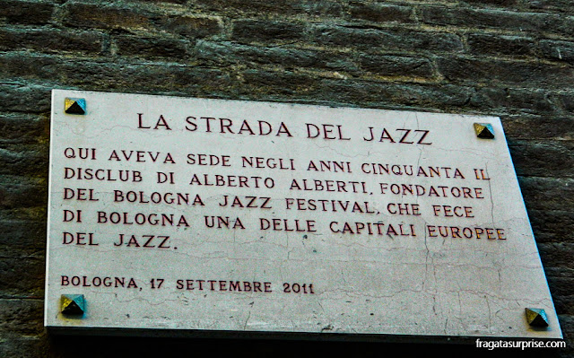 Placa de rua lembra a importância do Jazz em Bolonha, Itália