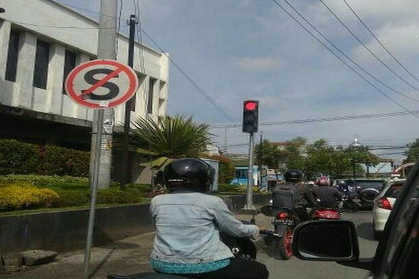 Rambu Dilarang Stop ini Berdekatan Dengan Lampu Lalu Lintas, Netizen Rambu Dilarang Stop ini Berdekatan Dengan Lampu Lalu Lintas, Netizen