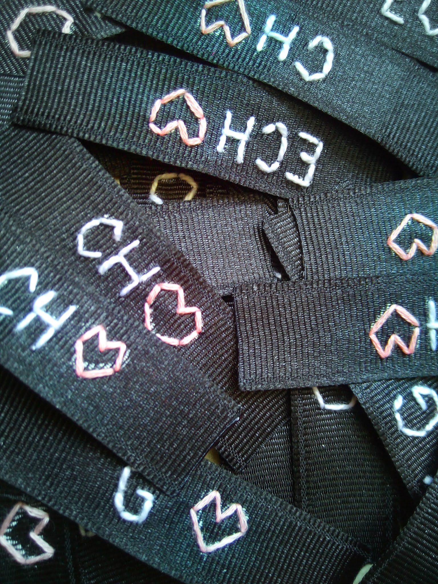 Etiquetas para ropa bordadas.