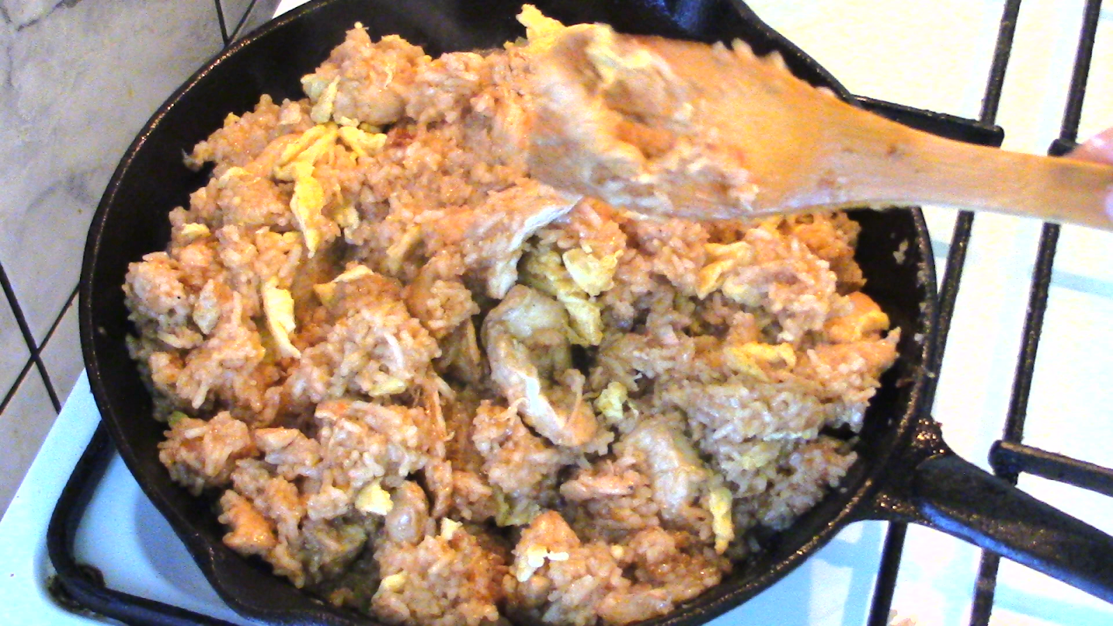 Farfuria vesela Orez basmati cu pui la tigaie