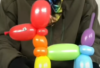 Ballonhund mit regenbogenfarbenen Modellierballons selber gemacht.