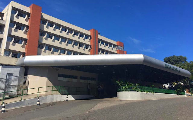 Homem fere filha de 17 anos com faca em Salvador após menina pegar celular dele