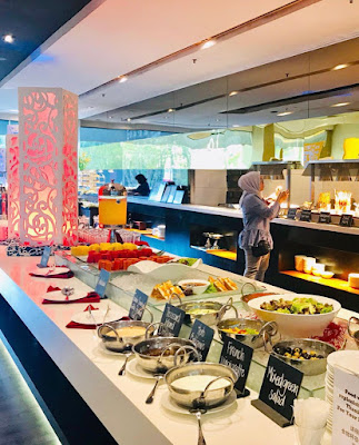 Weekend Barbecue Dinner Buffet at The Palace Hotel Kota Kinabalu Weekend Barbecue Dinner Buffet at The Palace Hotel Kota Kinabalu