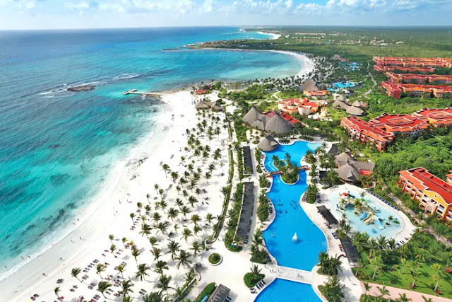 The Barceló Maya Colonial enjoys a privileged location next to one of the most stunning beaches in the world; a unique sandy beach in the Riviera Maya that is approximately 2 km long, perfect for disconnecting from the daily routine.