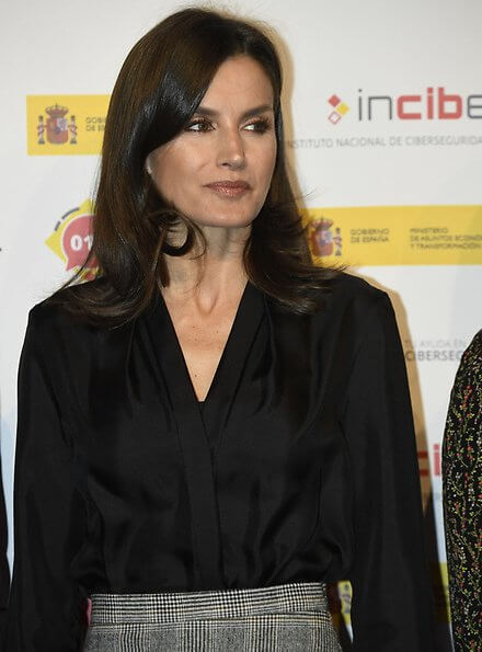 Queen Letizia wore a pointed check wool skirt by Massimo Dutti. On the International Safe Internet Day. Cybersecurity Institute