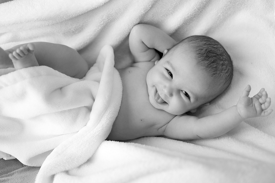 Essenza di eternità: Un neonato di 2 mesi può piangere per noia. Oltre al  cibo e al sonno ha bisogno anche di giocare