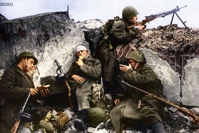 Color Photos Of Soviet Soldiers During Wwii Vintage Everyday Effy Moom Free Coloring Picture wallpaper give a chance to color on the wall without getting in trouble! Fill the walls of your home or office with stress-relieving [effymoom.blogspot.com]