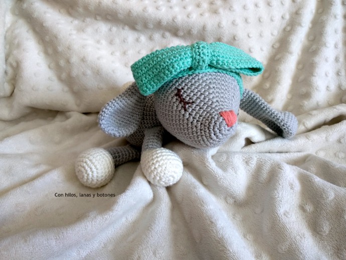 Con hilos, lanas y botones: Coneja Lola (@littleaquagirl)