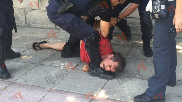 Επεισόδιο με πολίτη έξω από το Μέγαρο Μαξίμου - Οι αστυνομικοί τον πήραν σηκωτό (ΦΩΤΟ & ΒΙΝΤΕΟ)