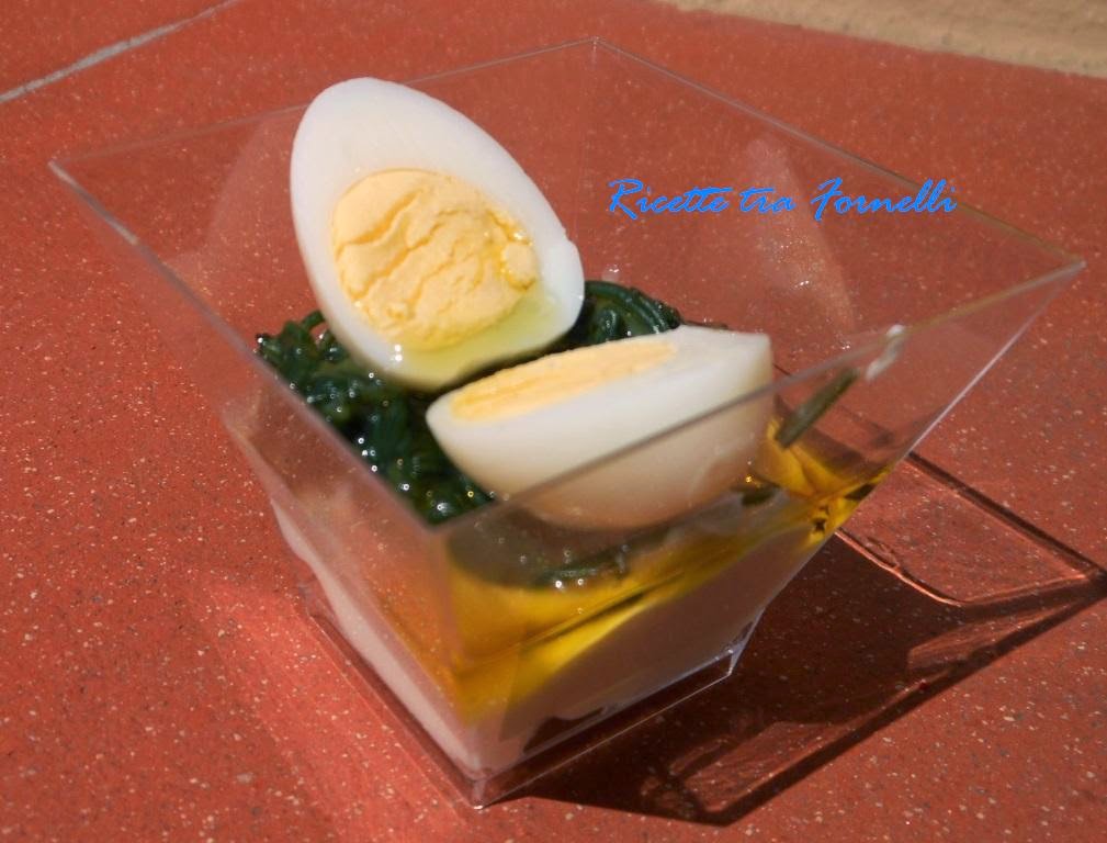 bicchierino con yogurt greco, agretti e uova di quaglia