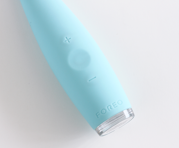 Foreo Issa Review, Silicone toothbrush