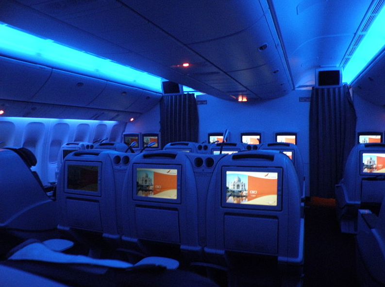 Aviation Weeks Aviation Fact4 Why do airplanes dim the lights during
