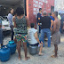 Venda de botijão de gás a R$ 50 atrai multidão e enorme fila é formada em bairro de Salvador
