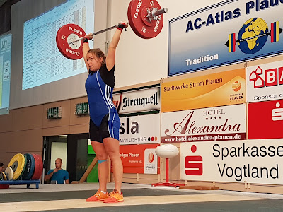 Fiona schafft ihren letzten Versucht mit 75kg im Stoßen