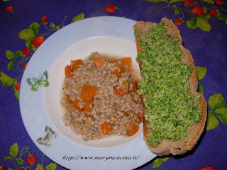 zuppa di grano saraceno e zucca con pane ai broccoletti