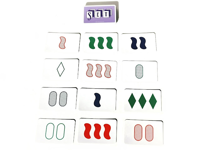 na zdjęciu dwanaście kart rozłożonych w czterech rzędach po trzy karty, nad nimi leży stos kart zakrytych