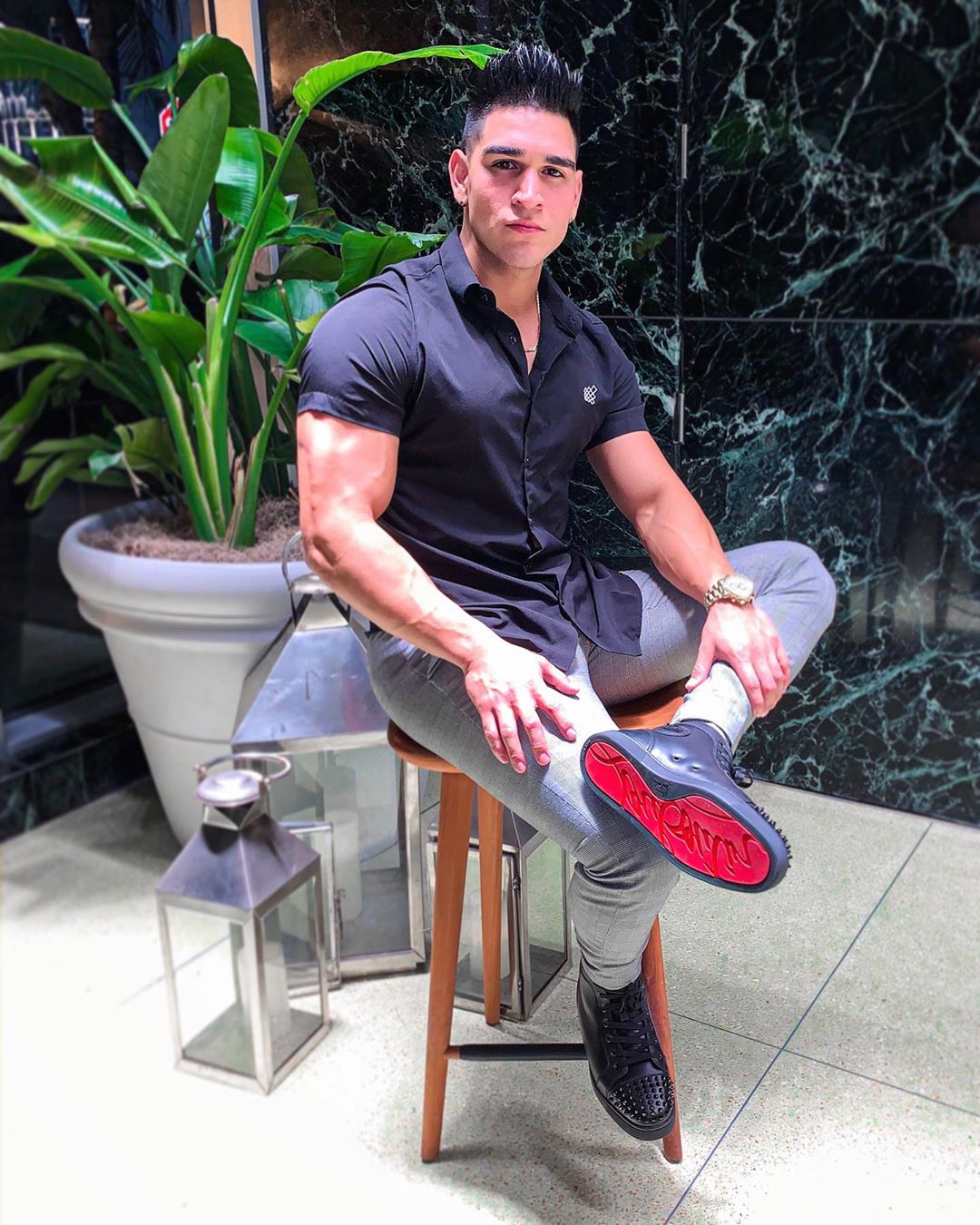 sexy-bad-boy-fit-muscle-dude-sitting-outside-getleman-look