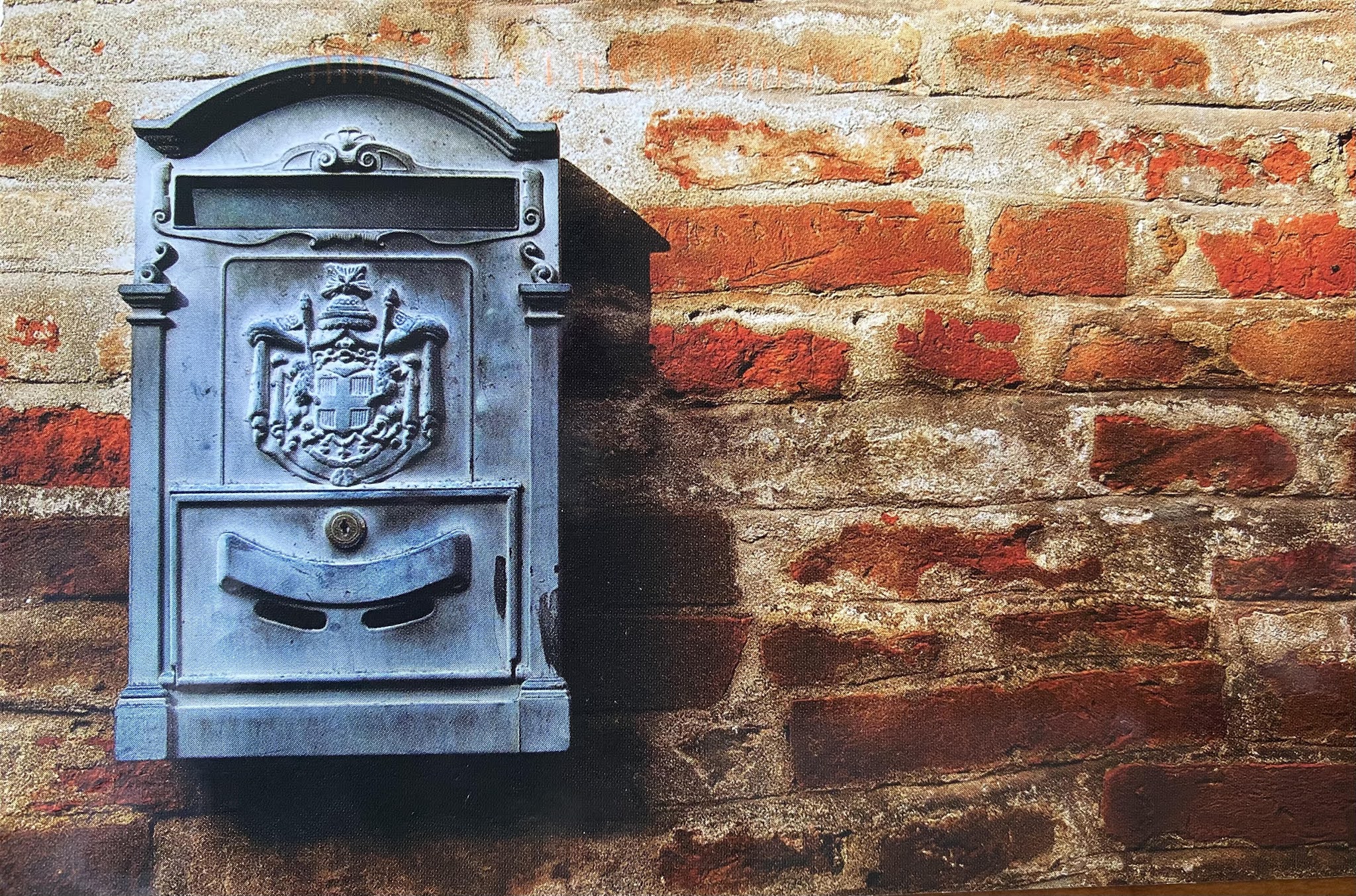 Почтовые ящики в россии. Почтовый ящик. Старинный почтовый ящик. Каменный почтовый ящик. Почтовый ящик на кирпичной стене.