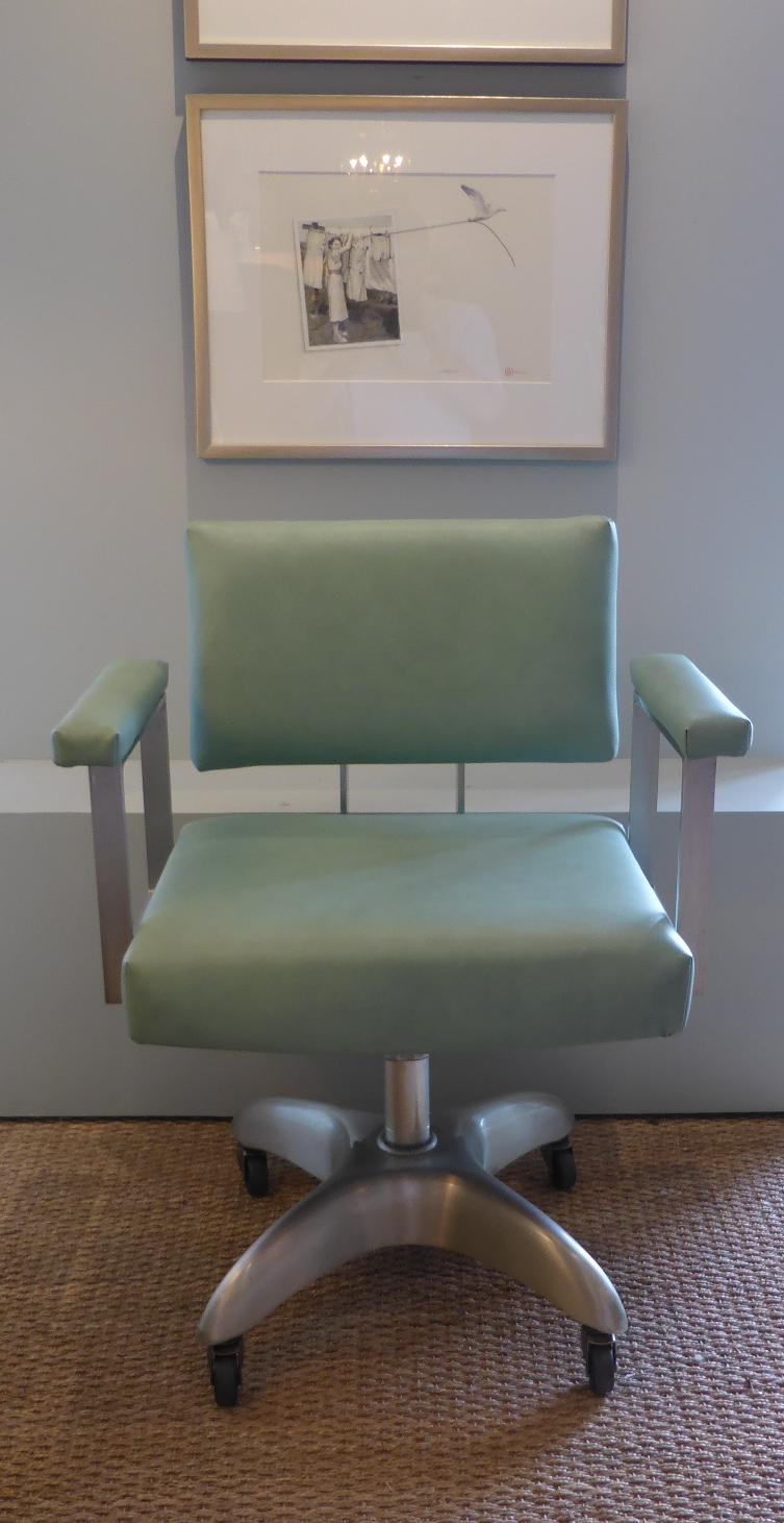 MICHAEL THOMAS Good Form Chair