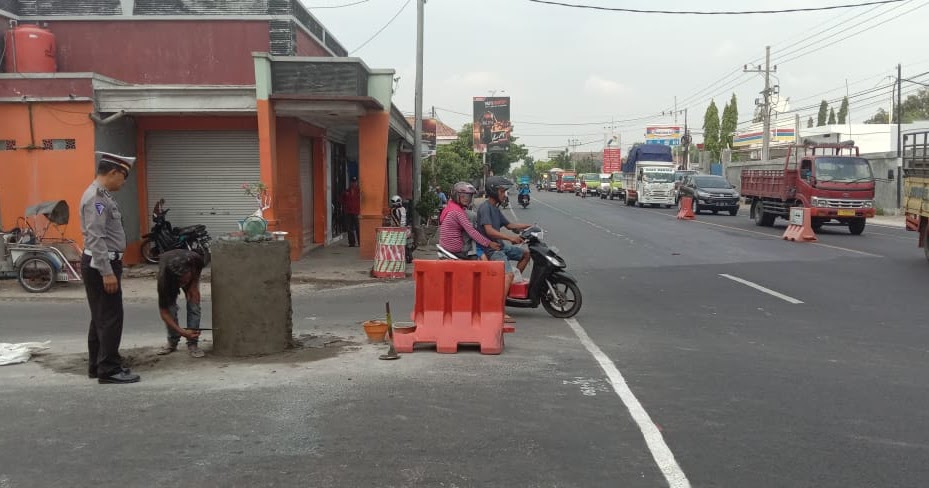 Peduli Keselamatan Panit Lantas Ajak Warga Bangun Tugu Pembatas