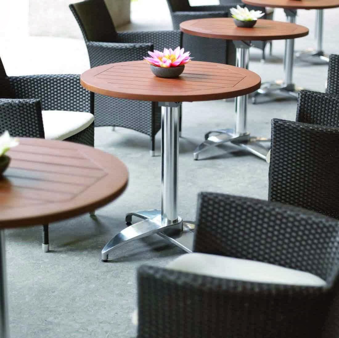 В кафе есть только квадратные столики 22. Стул для ресторана 2023. Столик в кафе. Столы для кофейни. Столик для кофе.