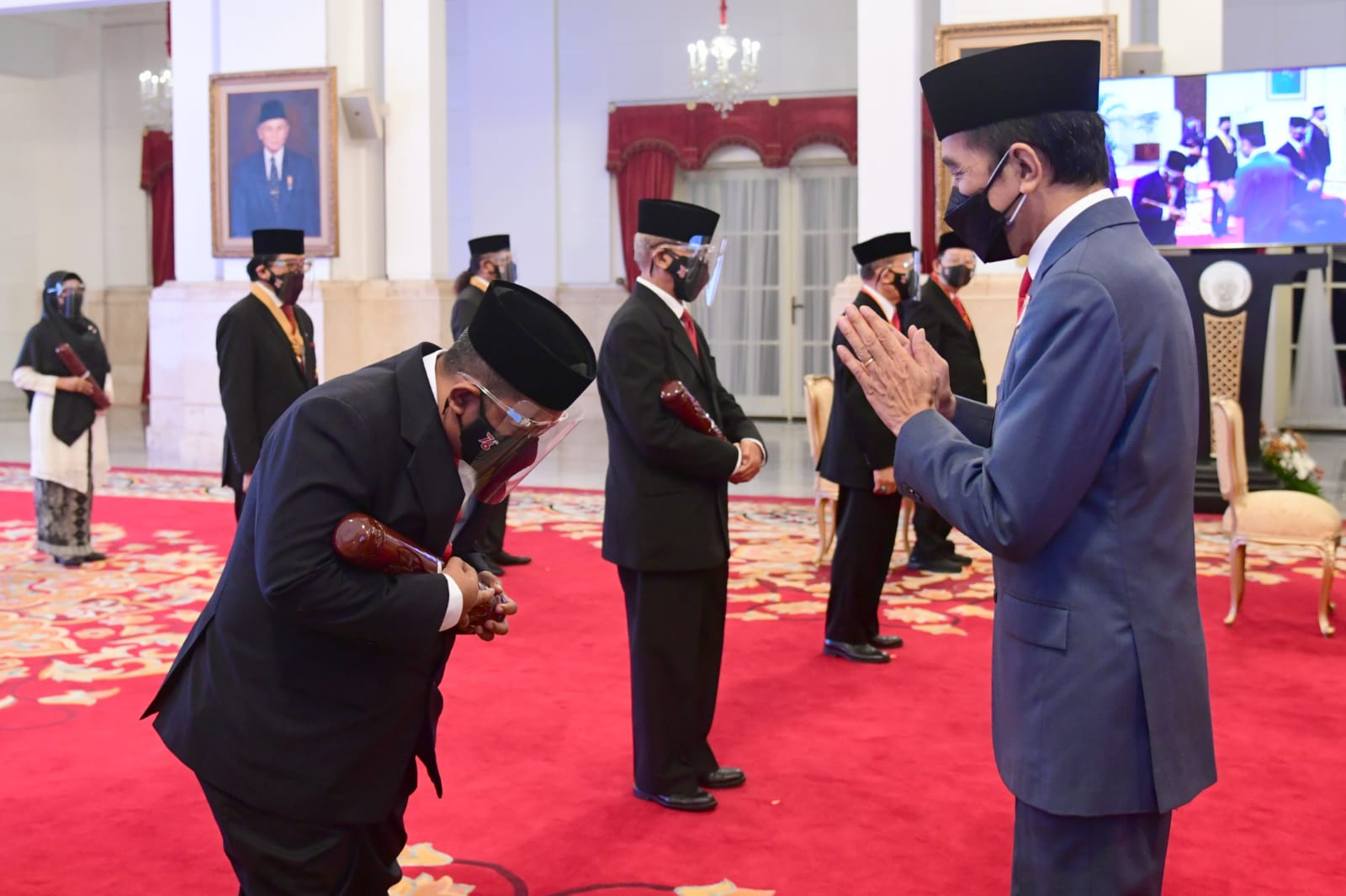 Presiden Jokowi Anugerahkan Bintang Mahaputera, Bintang Budaya Parama Dharma, dan Bintang Jasa Kepada 335 Tokoh