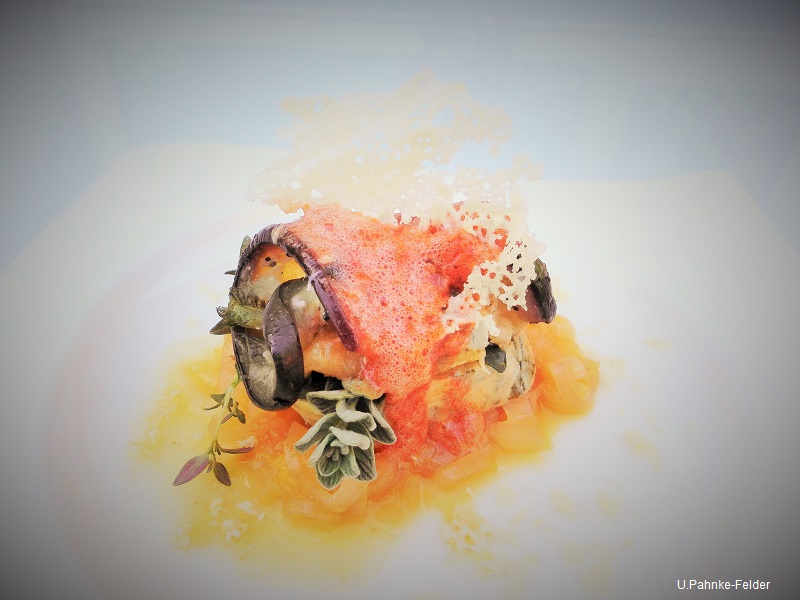 Auberginen-Kalbfleischröllchen auf Zwiebelmarmelade mit Servietten ...