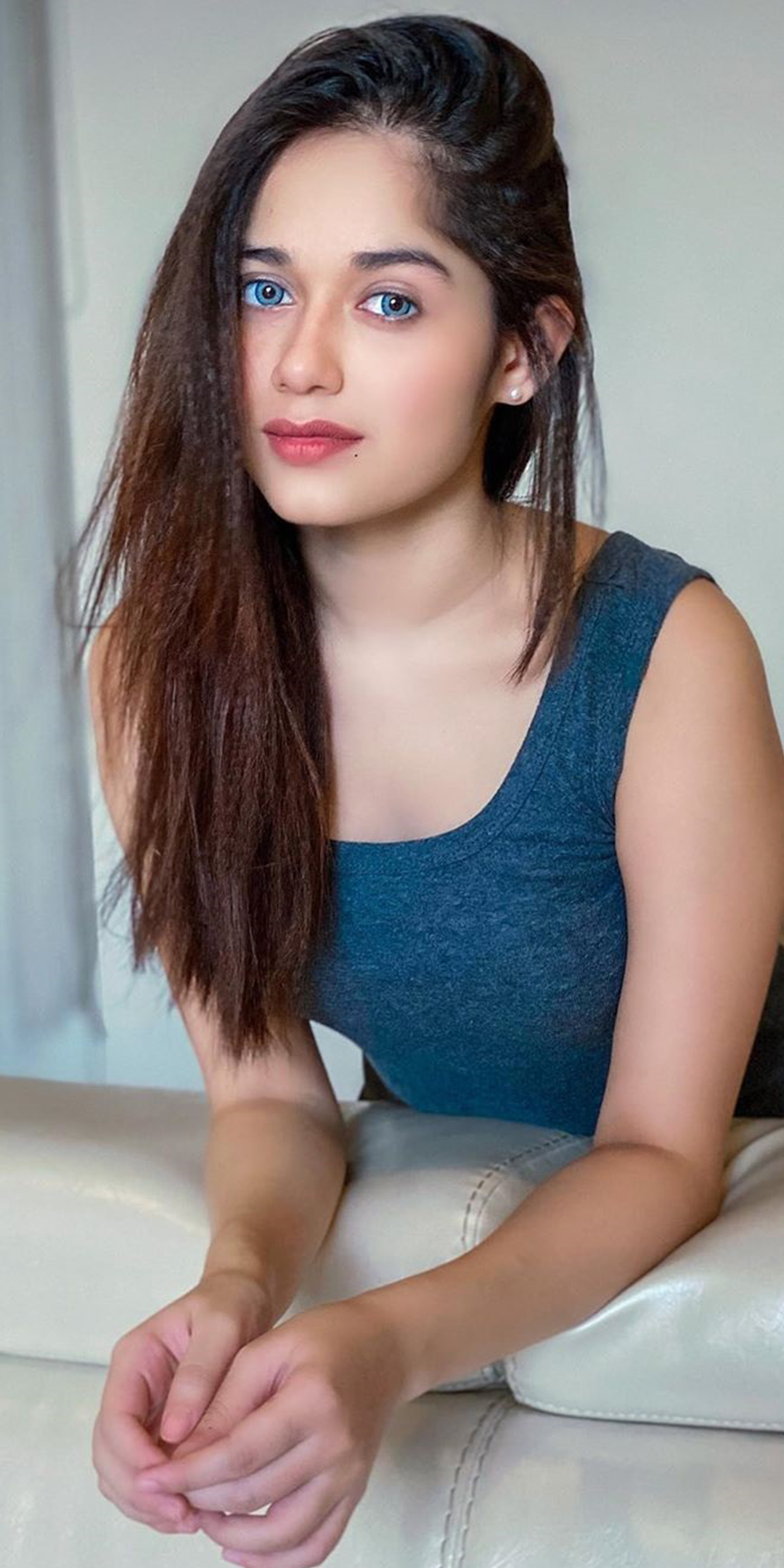 Hot Actress Wallpaper V10