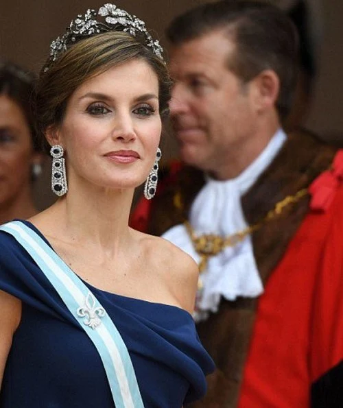 Queen Letizia wore a Navy blue gown, Diamond necklace, diamond earrings, diamon tiara. Princess Anne tiara and necklace, and wore lace dress