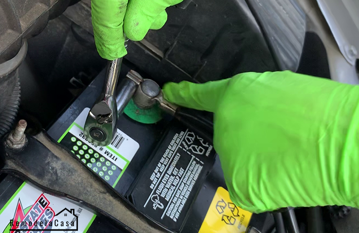 How to Change the Car Battery on a 2003 Honda Odyssey - Remodelando la Casa
